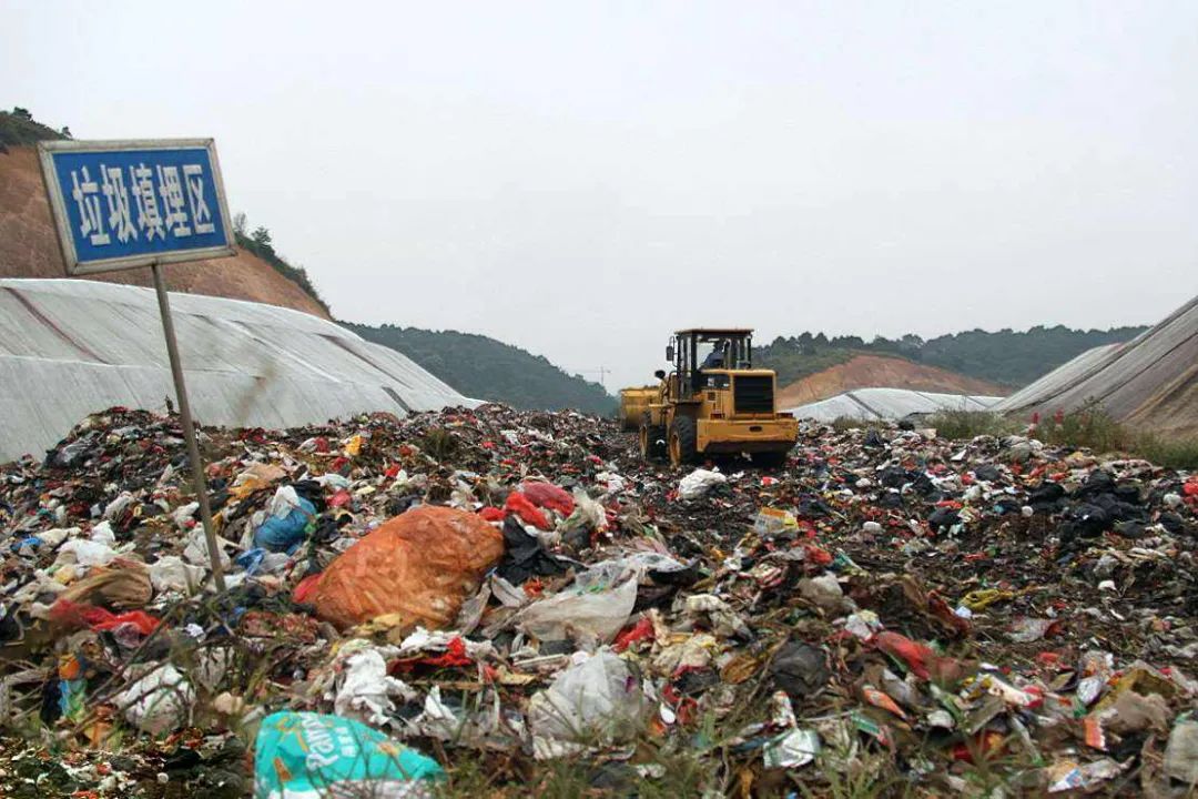 国内垃圾臭气问题严峻，洁匠异味控制液带来清新.jpg